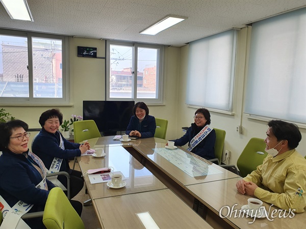 신종 코로나바이러스 감염증 확산 방지를 위해 고양시 보건의료 분야 퇴직 공무원 10여 명이 자원봉사에 나섰다.