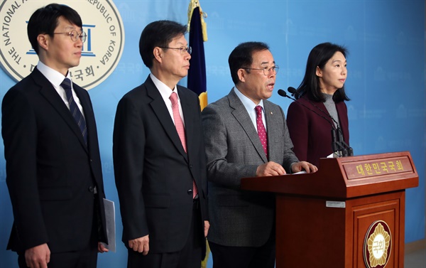 자유한국당 박성중 의원이 11일 국회 정론관에서 박원순 서울시장 고발 관련 기자회견을 하고 있다.