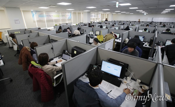 2월 11일 오후 서울 영등포구 질병관리본부 1339콜센터에서 상담원들이 상담업무를 보고 있다. 질병관리본부 감염병 전문 콜센터는 24시간 연중무휴로 운영되며 상담원들 외에도 보건·의료 등 전문인력 19명이 상주하고 있다. 