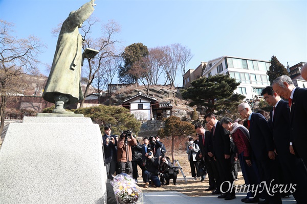 이승만 동상에 고개 숙인 황교안 4.15총선 종로 출마를 선언한 황교안 자유한국당 대표가 11일 오후 서울 종로구 이화동 이승만대통령기념관(이화장)을 방문해 이승만 동상을 향해 묵념하고 있다. 2020.2.11