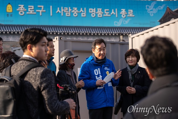 21대 총선 종로에 더불어민주당 예비후보에 등록한 이낙연 전 국무총리가 11일 서울 종로구 평창동을 방문해 시민들과 대화를 하고 있다. 