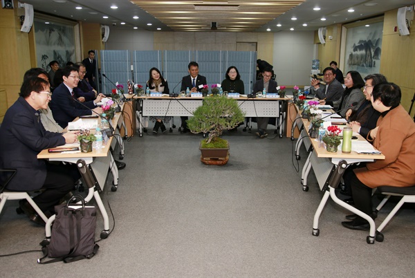 11일 경남도청에서 열린 '마을공동체활성화위원회’ 위촉식.