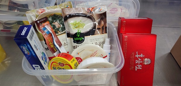 경기도 자원봉사센터가 신종 코로나바이러스 감염증 자가격리자에게 보낸 ‘희망-Dream KIT’에 담긴 개인위생용품, 생필품.