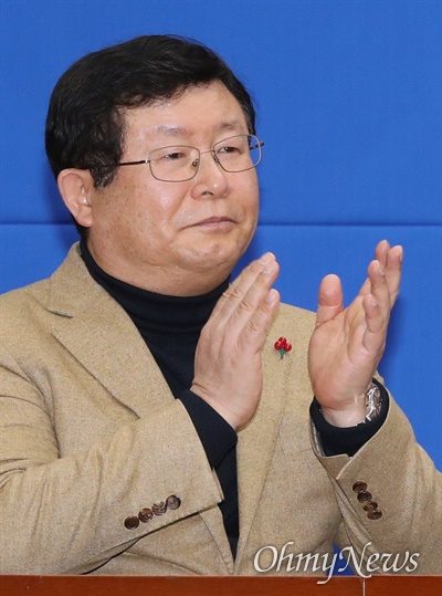 설훈 민주당 의원. 사진은 지난 2월 11일 서울 여의도 국회에서 열린 인재영입 발표 행사에 참석하고 있는 모습. 