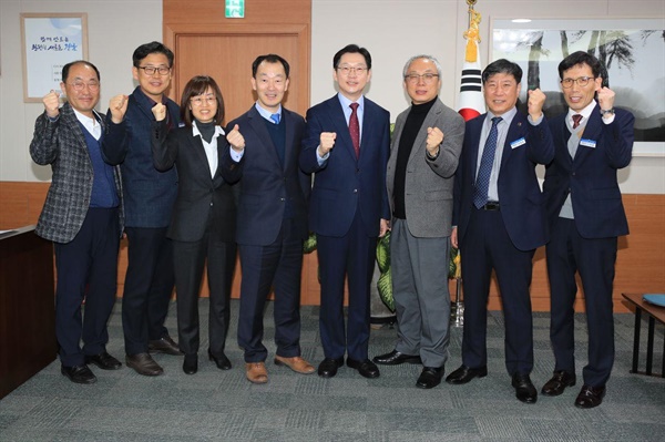 김경수 경남지사는 12일 박장렬 ‘도립극단’ 예술감독 임명장을 수여했다.