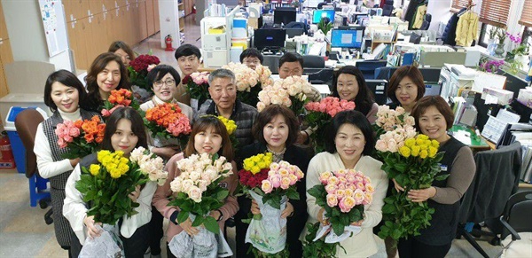 경남도청 식품의약과 직원들이 12일 화훼농가를 위해 꽃다발을 구입했다.