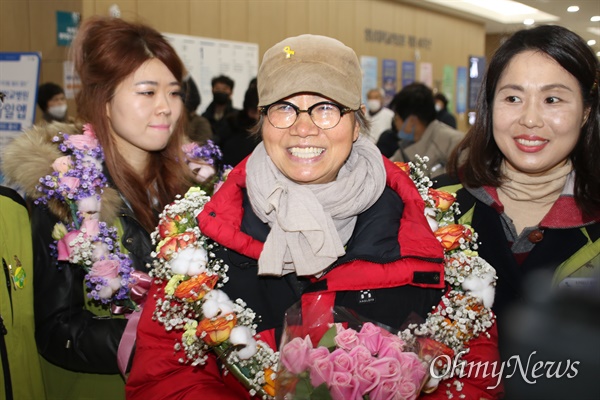 박문진 영남의료원 전 지도위원이 고공농성 227일 만인 12일 오후 환하게 웃으며 걸어나오고 있다.