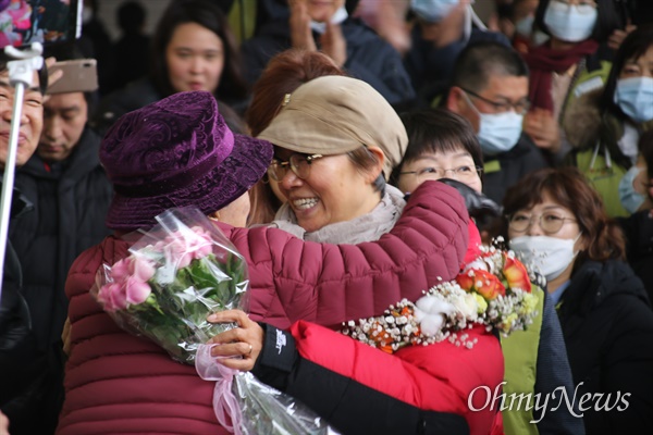 박문진 영남대의료원 전 지도위원이 고공농성 227일 만인 12일 오후 병원 옥상에서 내려오자 밖에서 기다리던 한 시민단체 관계자가 포옹을 해주고 있다.
