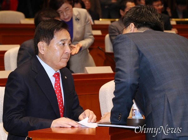 자유한국당 심재철 원내대표가 13일 오전 서울 여의도 국회에서 열린 의원총회에서 당 관계자의 이야기를 듣고 있다. 