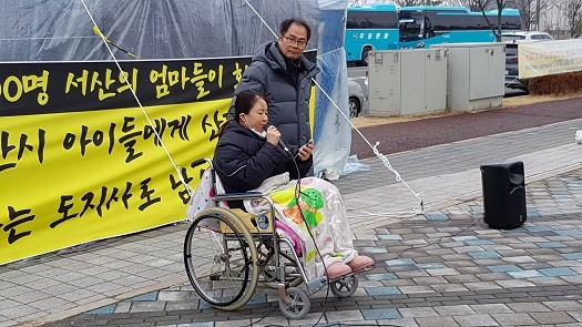 충남 도청 앞에서 단식농성 중인 한석화 주민 대책위원장이 발언하고 있다. 