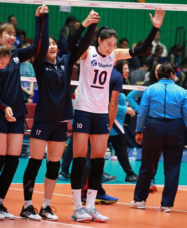  여자배구 대표팀, 이재영(가운데)-김연경(오른쪽) 선수