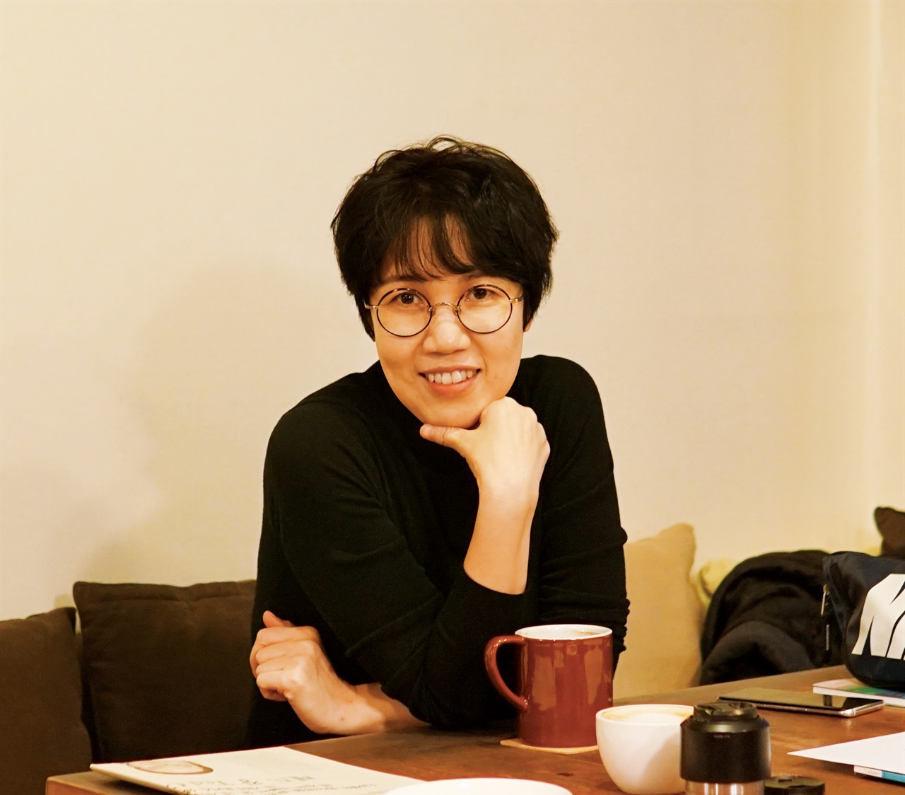 인터뷰에 응하고 있는 윤해연 작가