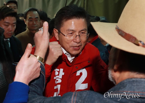 동묘 벼룩시장 찾은 황교안 후보 4.15총선 종로구 예비후보로 등록한 황교안 자유한국당 대표가 13일 오후 종로구 창신동 동묘벼룩시장을 찾아 시민들에게 지지를 부탁했다.