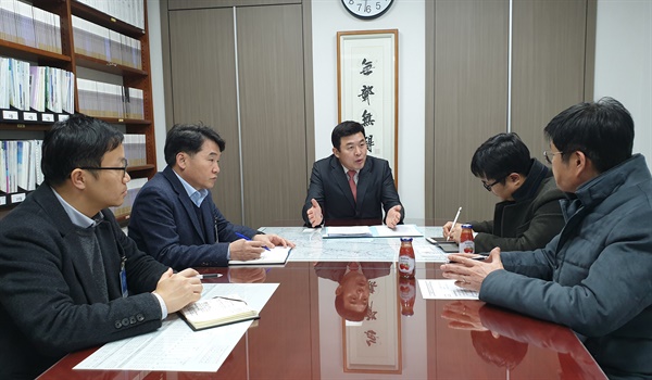 윤영석 의원은 13일 한국철도공사와 한국철도시설공단 실무자를 만나 ‘물금역 KTX 정차 문제’를 협의했다.