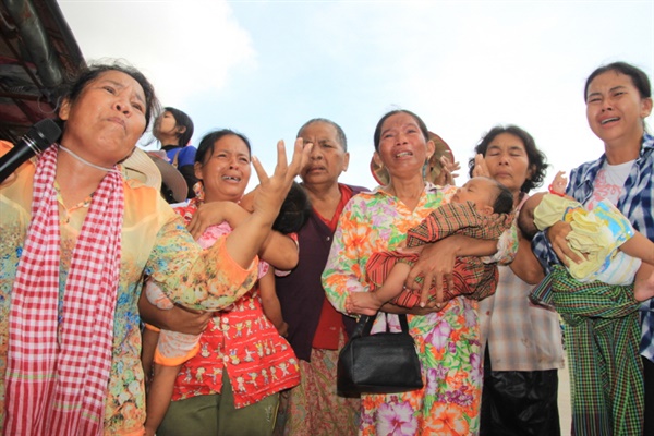 일부 캄보디아 재벌기업들의 토지수탈과 노동자 유린 및 인권탄압 사례에 대해 EU를 비롯한 서방세계가 캄보디아 정부에 여러차례 걸쳐 시정을 요구한 바 있다. 사진은 모 재벌의 토지수탈로 살던 집과 터전을 잃은 현지 여성들이 시내 시위에 나선 모습. (참고사진)