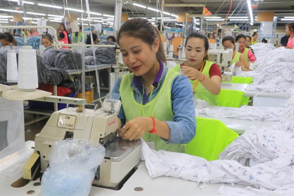 캄보디아 현지 섬유봉제공장 내부 모습. 캄보디아 섬유봉제의류산업은 여성 근로자가 90%를 차지한다.