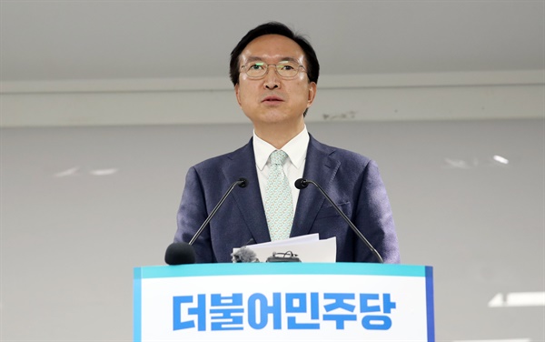 더불어민주당 이근형 전략기획위원장이 6일 오후 서울 영등포구 여의도 민주당 중앙당사에서 공천관리위원회 전체 회의 결과에 대해 브리핑하고 있다.