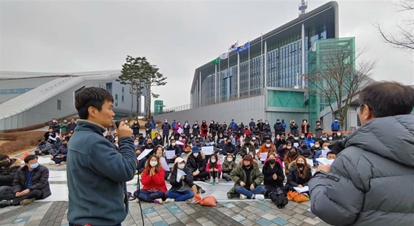  산폐장 반대위를 비롯해 지곡면 환경지킴이. 백지화연대와 충남지역 노동·환경 단체 등 300여 명은 13일 충남도청 앞에서 양지사의 약속이행을 촉구하는 규탄대회를 열었다.