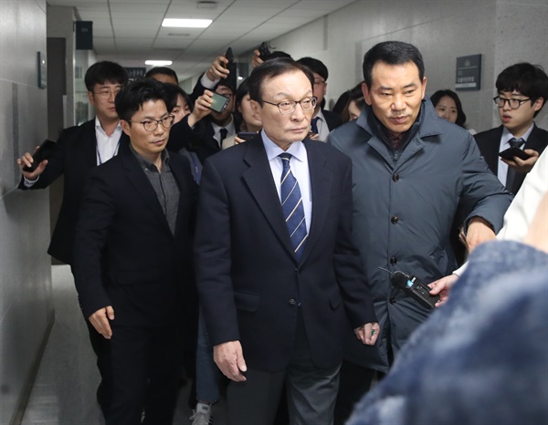 더불어민주당 이해찬 대표가 지난 14일 오전 서울 여의도 국회 의원회관에서 열린 확대간부회의가 비공개로 전환되자 회의장을 나서고 있다.