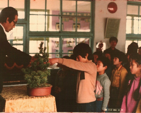 1982년 양산 용연초등학교 졸업식.
