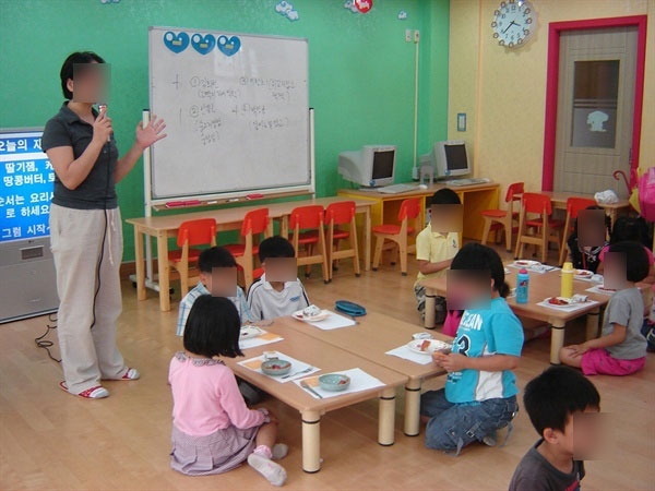 돌봄전담사가 방과후 아이들과 돌봄교실 프로그램을 진행하는 모습 