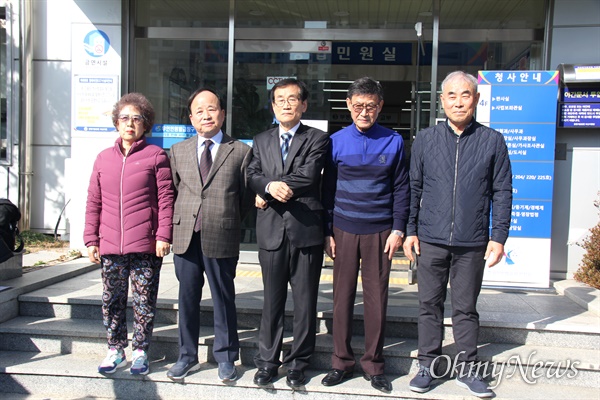 2월 14일 오후 창원지방법원 마산지원이 70년 전 한국전쟁 전후 일어난 '국민보도연맹 학살사건' 희생자 재심사건에서 무죄 판결을 선고 했고, 이후 경남유족회 회원들이 법원 민원실 앞에서 함께 사진을 찍었다.