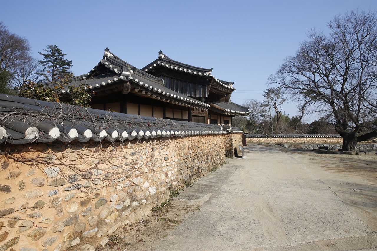 강골마을 이진래 고택의 솟을대문과 담장. 고택이 국가 민속문화재 제159호로 지정돼 있다.