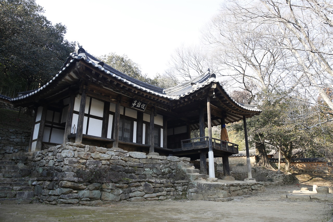 자연석의 높은 축대 위에 자리한 열화정. 주변 풍경을 고스란히 살려 정자를 지었다.