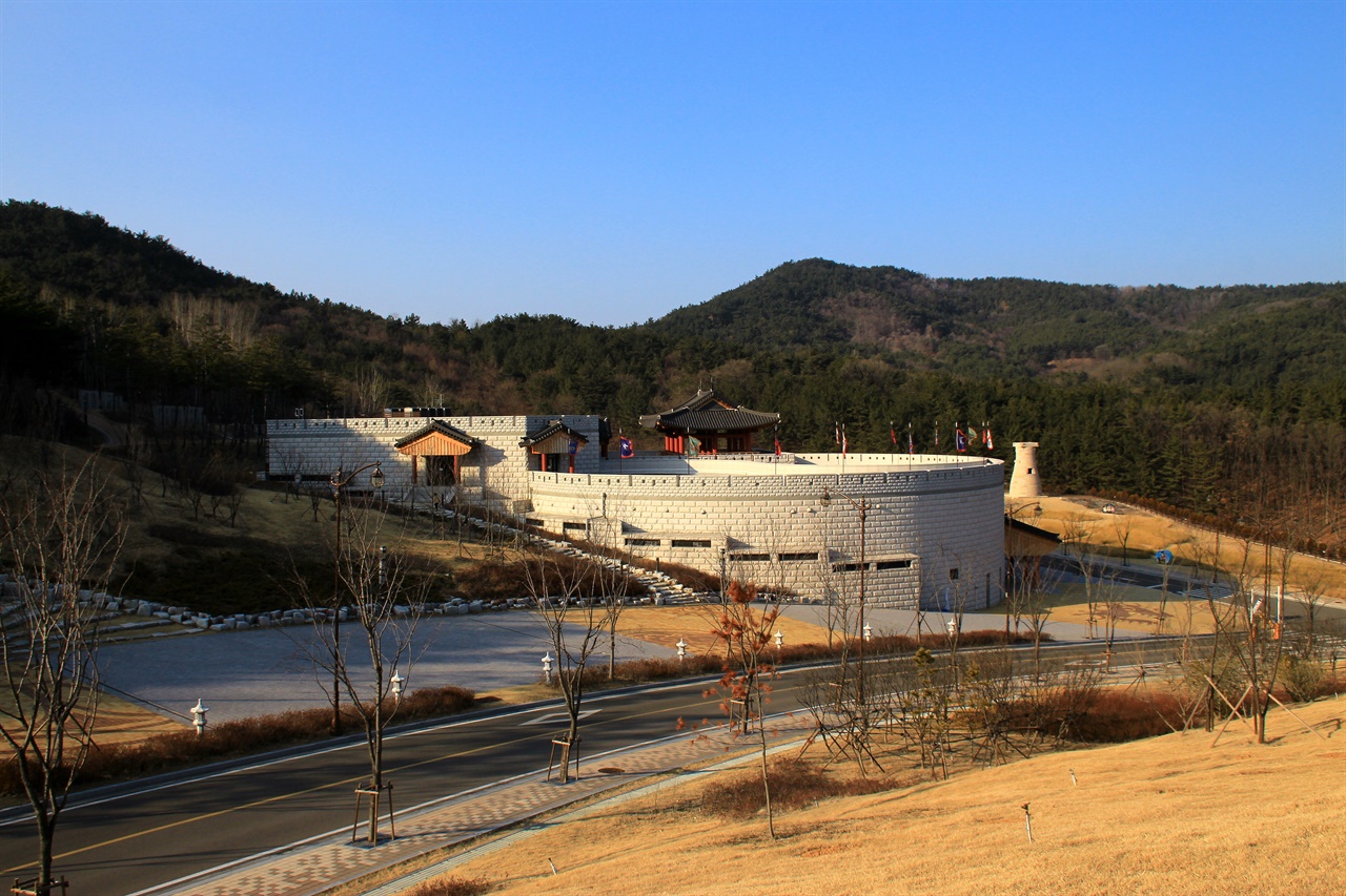 신라 화랑의 정신과 문화를 현대적으로 재조명하고 수련활동으로 사용하고 있는 경주 화랑마을. 석장사지 주변에 위치해 있다.