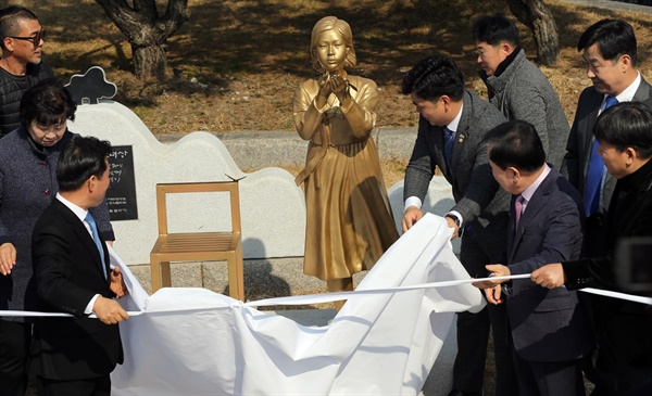 '부여 평화의 소녀상'을 가린 흰 천이 걷히면서 그 모습을 드러내고 있다. 