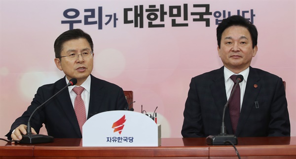 자유한국당 황교안 대표가 지난 1월 22일 오전 국회에서 원희룡 제주도지사와 만나 대화하고 있다. 