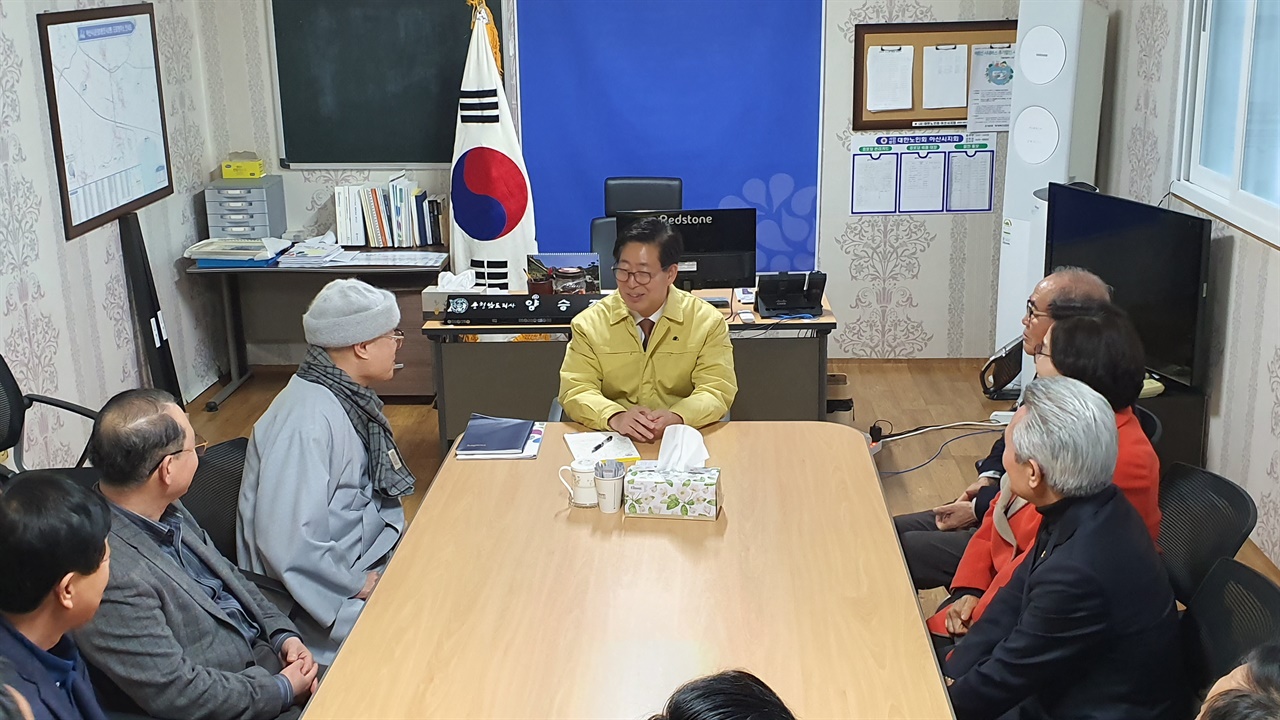 김시민장군기념사업회 회원이 양 지사에게 화답하고 있다.