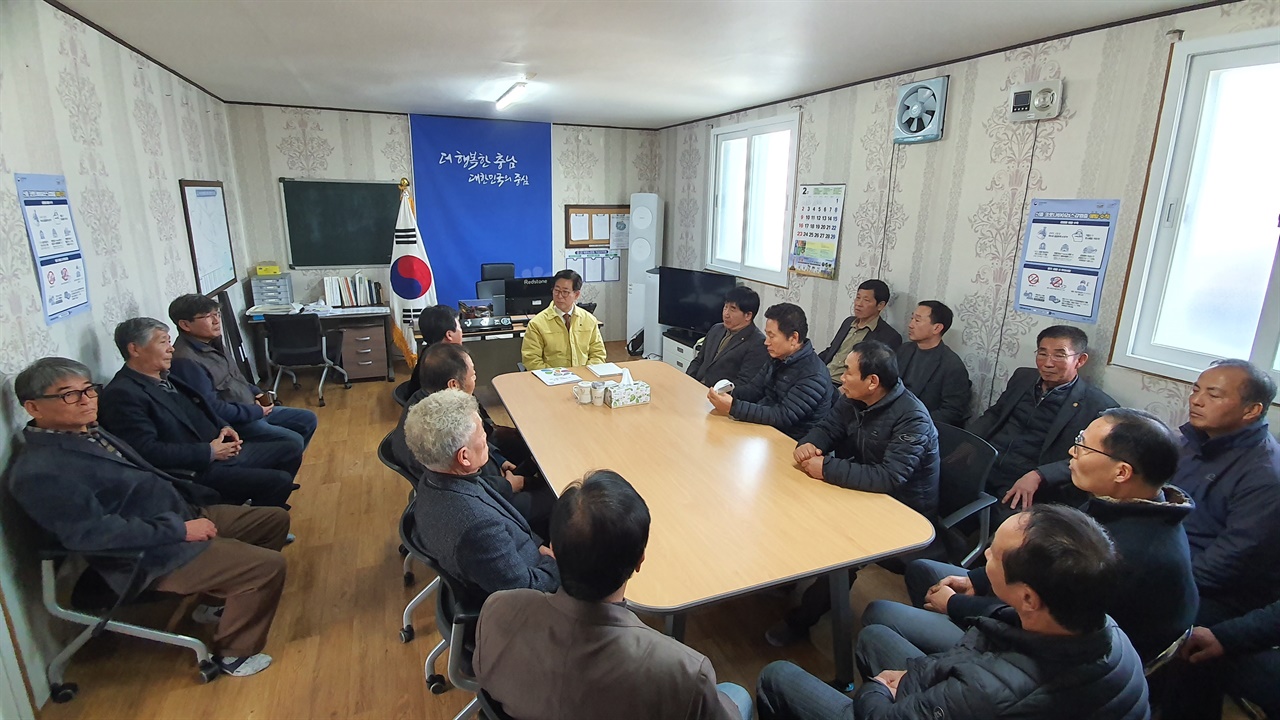 
충남 쌀전업농연합회 회원들이 양 지사와 코로나19 대책과 현안에 대해 논의하고 있다.
 
  
