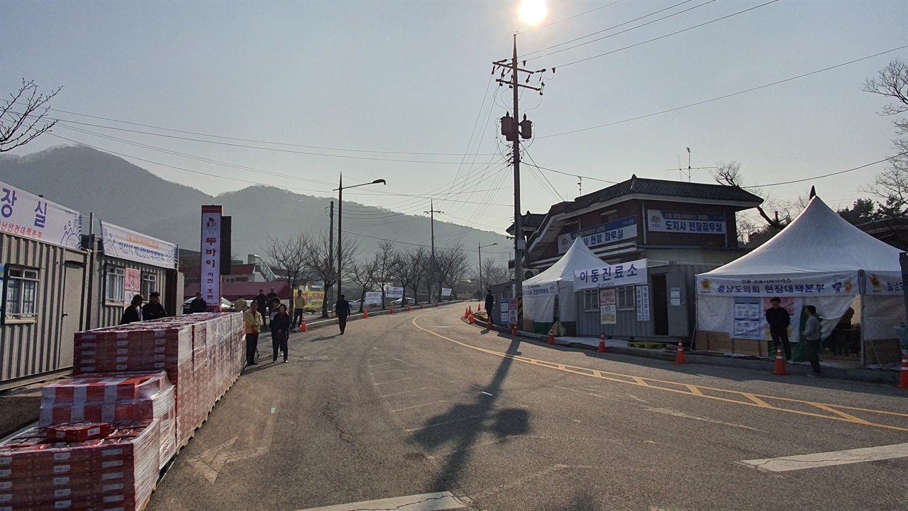 양승조 도지사 현장집무실 진입로에 충남도의회 현장대책본부(우)와 아산시 현장대책본부(좌)가 위치하고 있다.