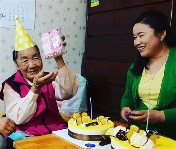  일본군 위안부 피해자 고 박숙이 할머니와 김정화 남해여성회 회장.