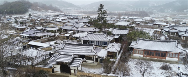 17일 경남  함양 개평한옥마을의 눈.