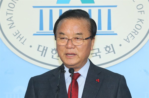 자유한국당 5선 정갑윤 의원이 17일 국회 정론관에서 4·15 총선 불출마를 선언하고 있다.
