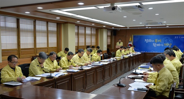 박정현 부여군수를 비롯한 실과소장들이 코로나19 관련 지역경제 활성화 추진대책 회의를 하고 있다.