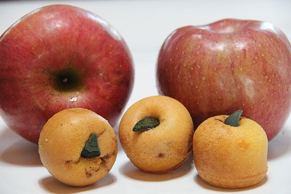 사과빵과 사과. 사과빵은 귀여운 생김새와 아삭한 사과가 첨가된 것이 특징이다.