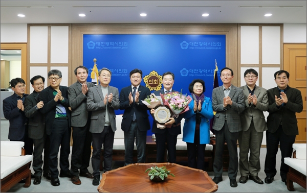 대전시의회 남진근(더불어민주당, 동구1) 의원이 17일  '2019년 한국지방정부 의정 대상'을 수상했다.