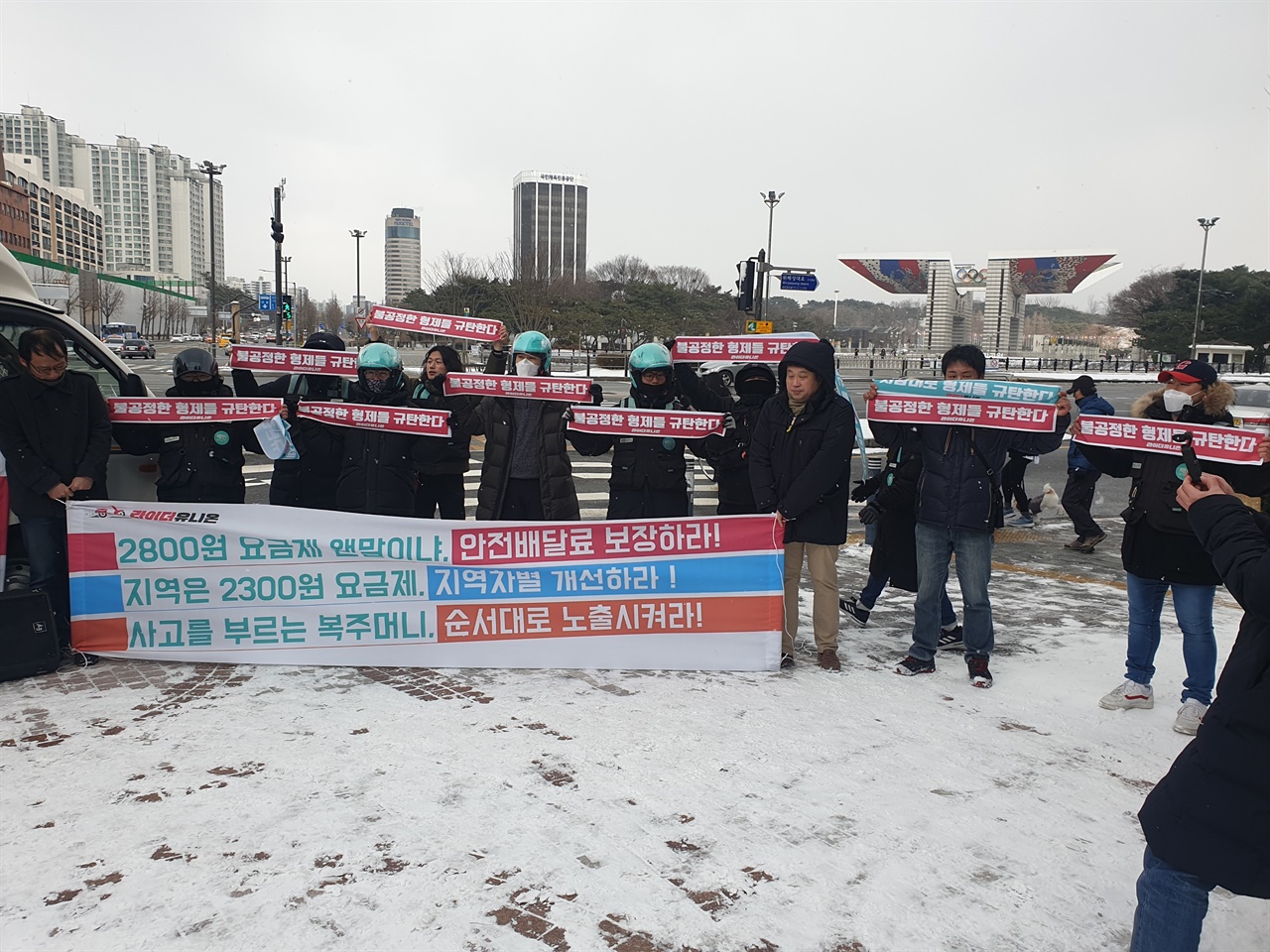 배달노동자들의 노동조합인 라이더유니온이 서울시 송파구 배달의민족 본사 앞에서 집회를 하고 있다.