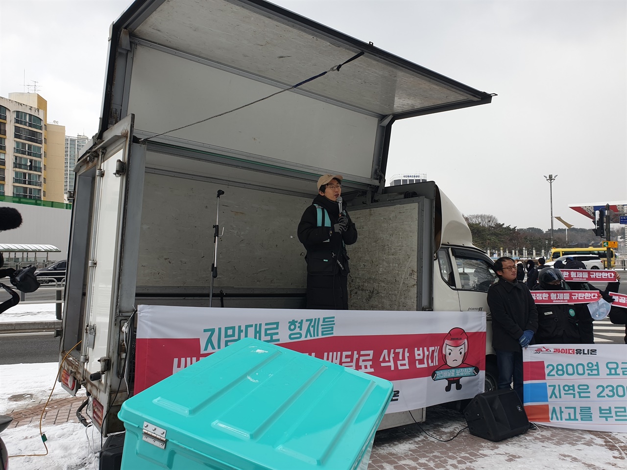 배달노동자들의 노동조합인 라이더유니온이 서울시 송파구 배달의민족 본사 앞에서 집회를 하고 있다. 발언하는 박정훈 라이더유니온 위원장