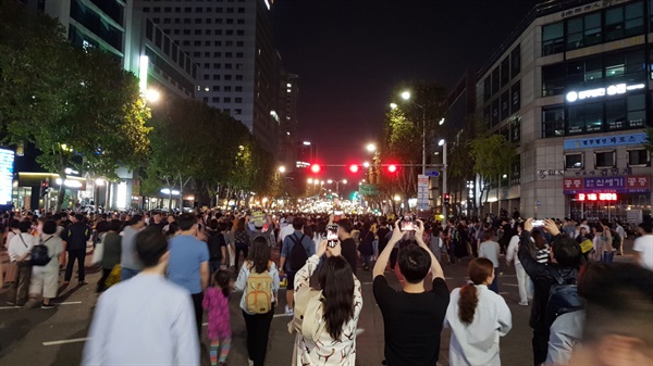 검찰개혁을 촉구하는 서초동 집회장면(2019. 9. 28) 교대역에서 서초역 진행 방향으로 대로변에 검찰개혁을 촉구하는 시민들로 가득하다