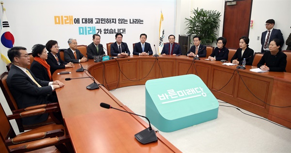 바른미래당 박주선 의원(왼쪽 다섯번째)이 18일 오전 국회에서 열린 바른미래당 의원총회에서 발언하고 있다.