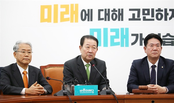 바른미래당 박주선 의원(가운데)이 18일 오전 국회에서 열린 의원총회에서 발언하고 있다. 
