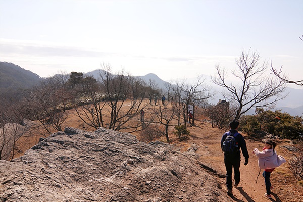 화순군 북면 원리 방향에서 하늘다리를 건너면 곧바로 마당바위가 나온다. 산정상에 3백평 정도의 평평한 바위가 나오고 바닥에는 흙이 있다. 6.25전쟁무렵 토벌대와 빨치산 사이에 치열한 전투가 벌어졌던 한국 현대사  비극의 현장이다