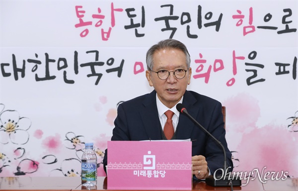 미래통합당 김형오 공천관리위원장이 18일 오후 서울 여의도 국회에서 인재영입 관련 발표를 하고 있다.