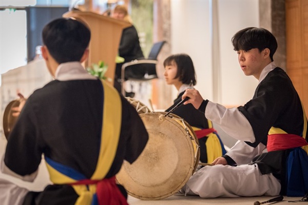 삼일학림 학생들의 사물놀이 공연