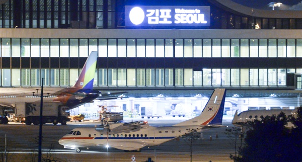 일본에 정박 중인 크루즈선에 탑승했던 한국인 6명과 일본인 배우자 1명을 태운 공군 3호기(VCN-235)가 19일 새벽 김포공항에 착륙하고 있다. 2020.2.19