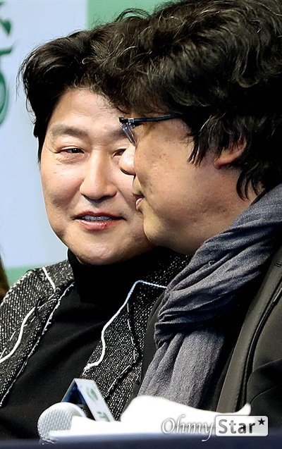 '기생충, 아카데미 수상 기자회견' 송강호, 봉준호의 페르소나 19일 오전 서울 중구의 한 호텔에서 열린 영화 <기생충> 아카데미 수상 기자회견에서 배우 송강호가 봉준호 감독과 이야기를 나누고 있다.
<기생충>은 한국영화 최초로 제72회 칸 국제영화제 황금 종려상, 제77회 골든글로브 시상식 외국어영화상, 제73회 영국 아카데미 시상식 각본상, 외국어영화상을 수상한데 이어, 제92회 아카데미 시상식에서 작품상, 감독상, 각본상, 국제 장편 영화상 등 4개의 오스카 트로피를 수상했다.